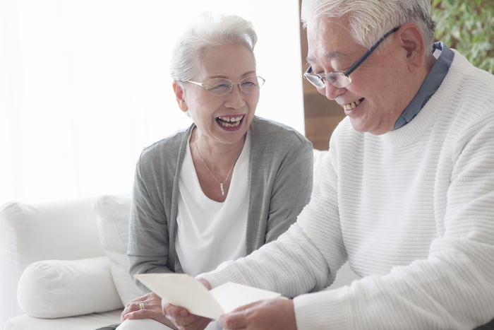 敬老の日 メッセージを読み喜ぶ老夫婦